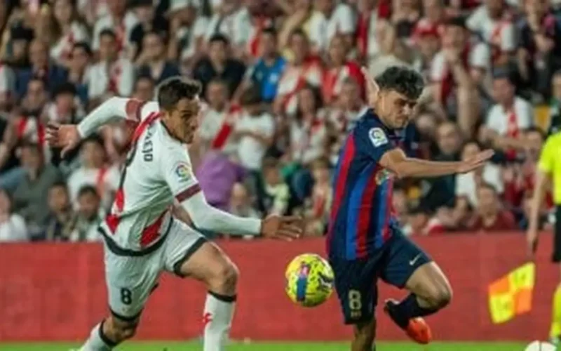 برشلونة يستضيف رايو فاليكانو في مواجهة حاسمة للحفاظ على صدارة الدوري الإسباني